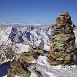 Premier plan derriere le cairn: Col du Mont Brule